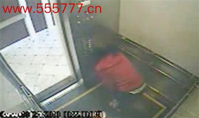 1月31日，进入电梯后，蓝可儿同时按了多个楼层按钮。